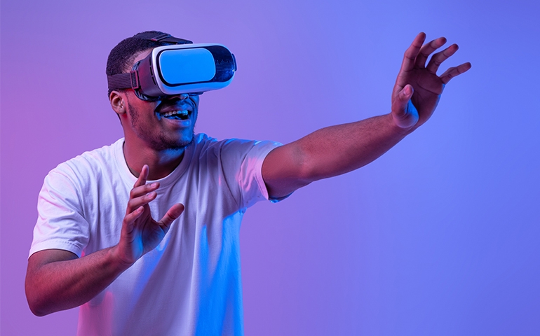 homem com capacete de realidade virtual