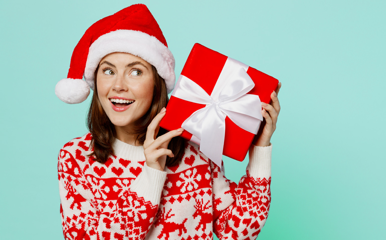 mulher com presente de natal